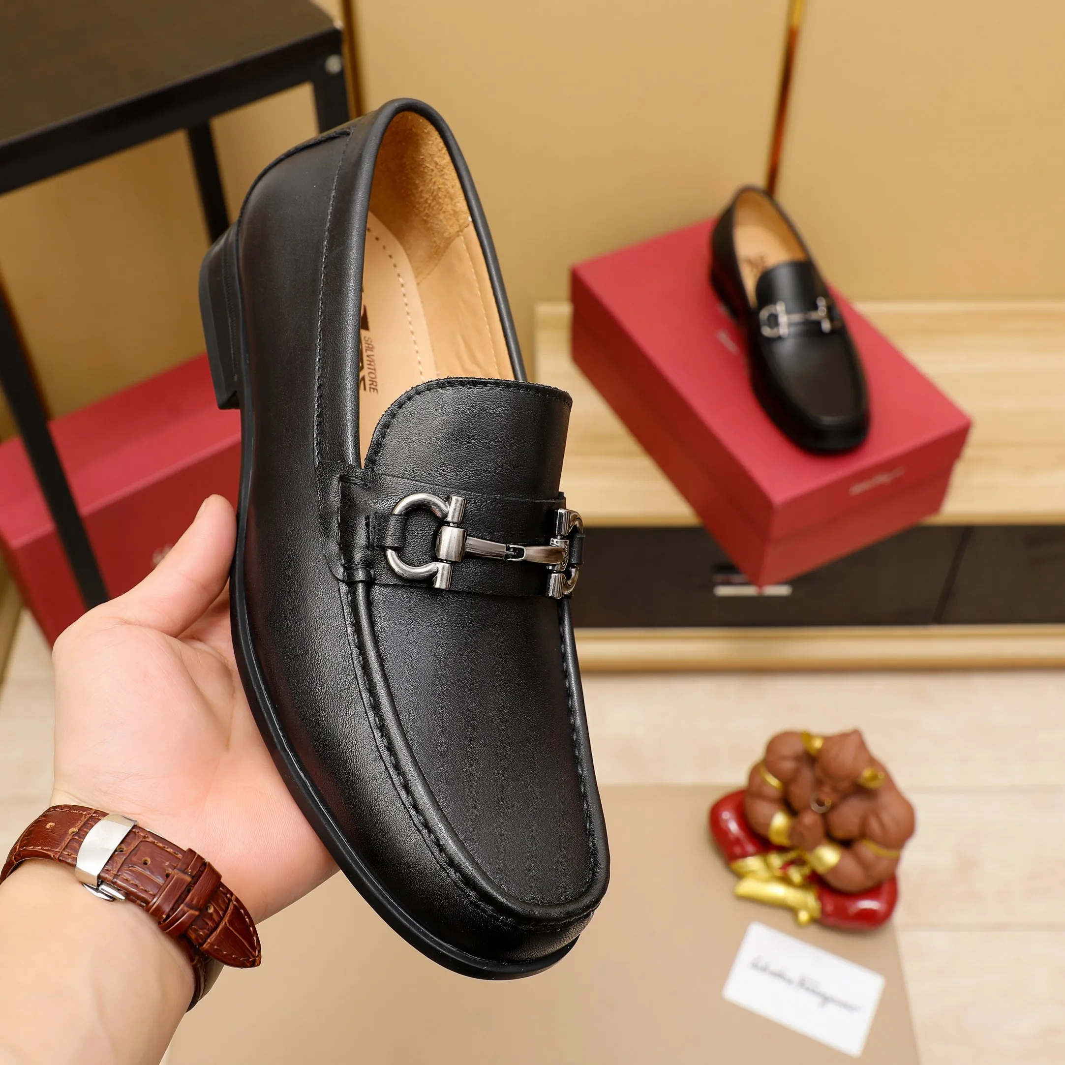 Men's clothing and shoes 💰460 🔥Ferragamo's new men's casual slip-on shoes🇨🇳Official website original 1:1 mold opening, original quality💯Fine workmanship, high-end luxury☘The upper is made of imported Italian first-layer cowhide🌴Luxury🐂leather lining🍓Rubber wear-resistant and non-slip outsole, breathable and comfortable to wear🍍The first choice for high-end men, black, size 38-45